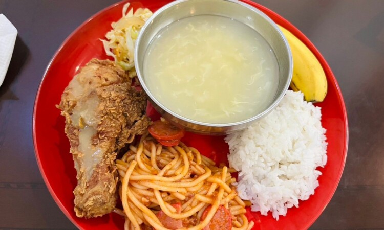 CLARK WE ACADEMYの食事（フライドチキン・ナポリタン・スープ）