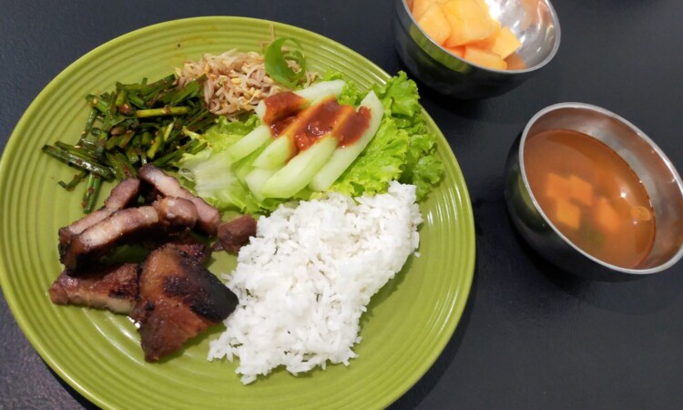 CLARK WE ACADEMYの食事（焼き豚・サラダ・ニラ炒め・豆腐スープ・メロン）