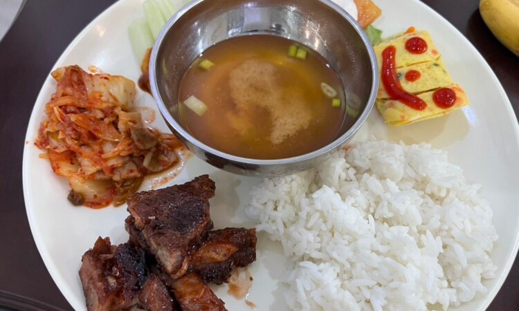 CLARK WE ACADEMYの食事（焼肉・キムチ・スープ）