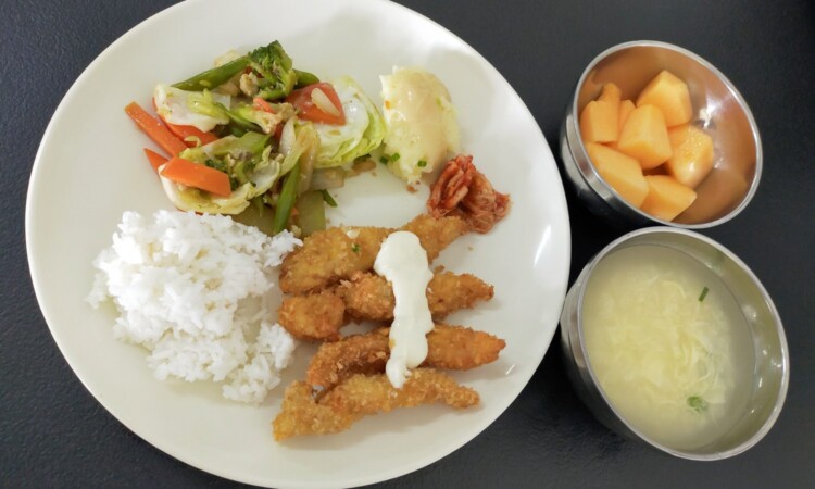 CLARK WE ACADEMYの食事（魚のフライ・野菜炒め・ポテトサラダ・玉子スープ）