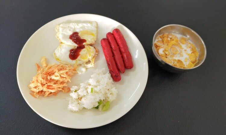 CLARK WE ACADEMYの朝食（ガーリックライス・ソーセージ・目玉焼き・コーンフレーク）