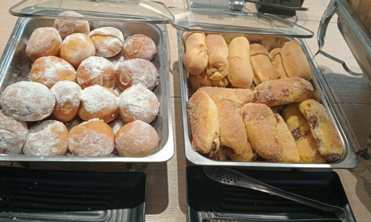 CLARK WE ACADEMYの朝食に並ぶ数種類のパン