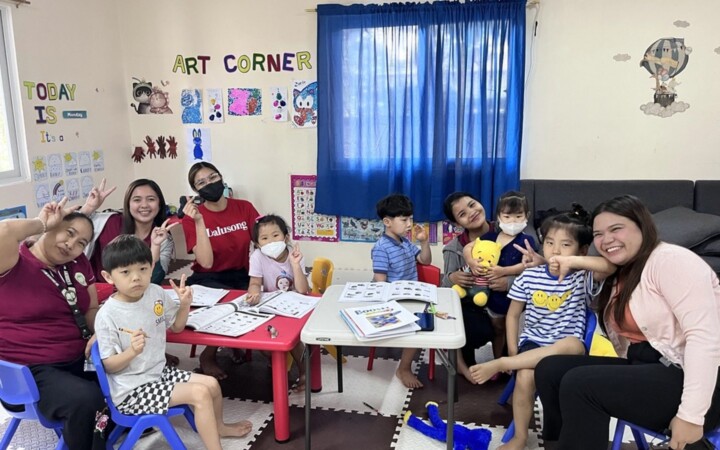 CLARK WE ACADEMYのキャンパス内の幼稚園で先生と学ぶ子どもたち
