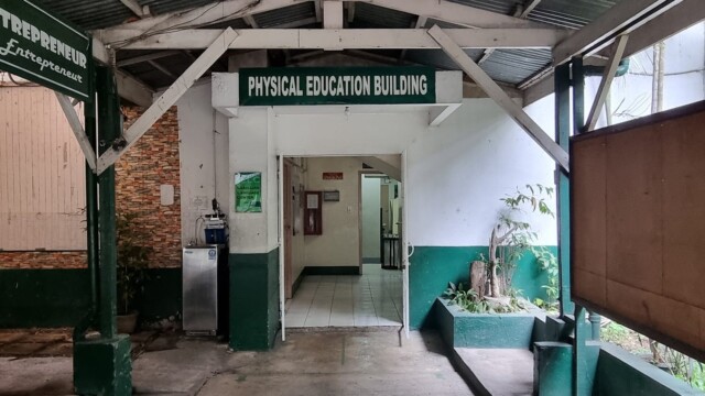 LLCの教室が入る体育館棟（Physical Education Building）の入口