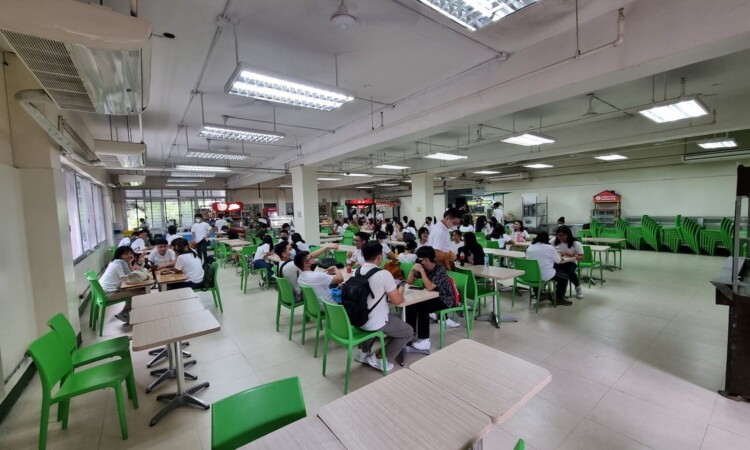 大学のカフェテリアで食事をする学生