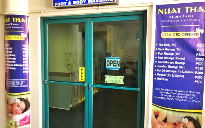 教室の隣にあるマッサージ店「NUAT THAI」の入口