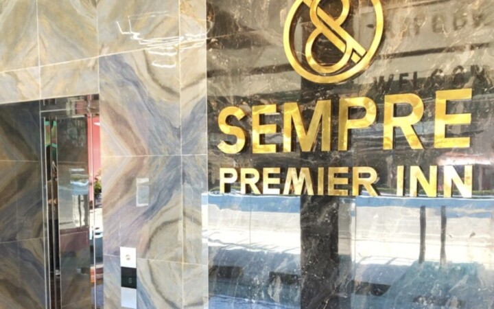 SEMPRE PREMIER INNの看板