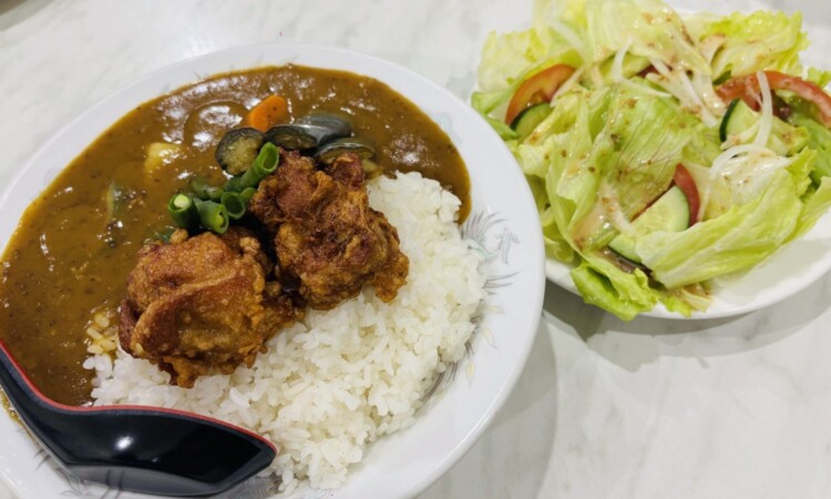 夕食：カレーライスとサラダ