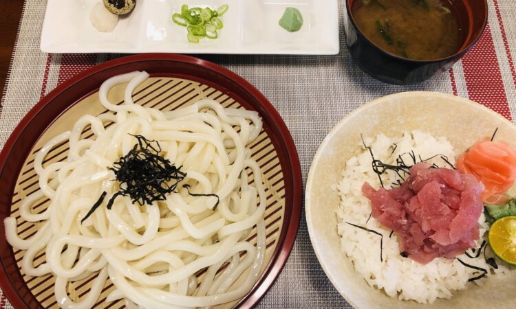 夕食：うどんと中落ち丼