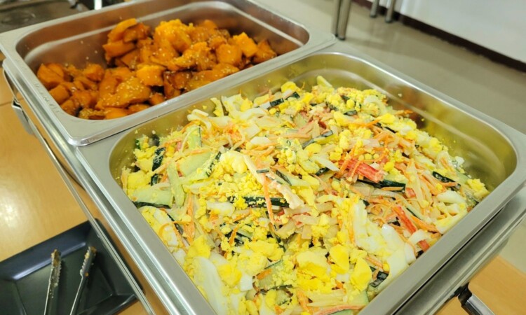 EG Academyの食事（野菜と卵の混ぜごはん）