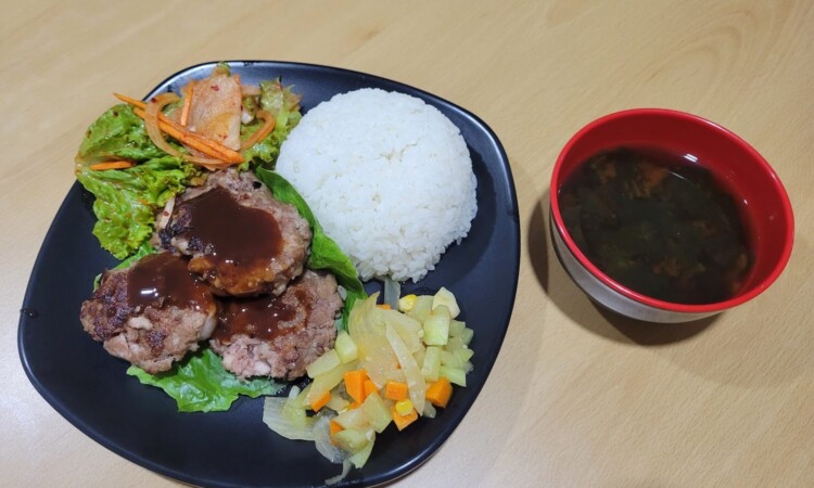 EG Academyの食事（ハンバーグ定食）