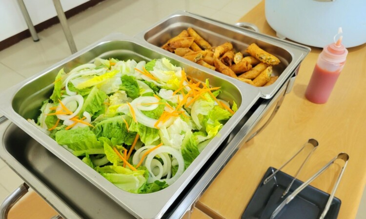 EG Academyの食事（サラダと春巻き）