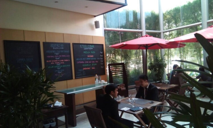 校内のカフェの店内