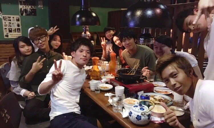 留学生が近くの韓国料理店で食事