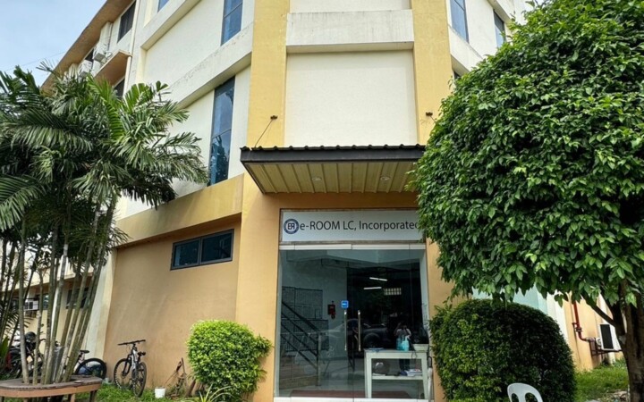 E-roomの校舎正面
