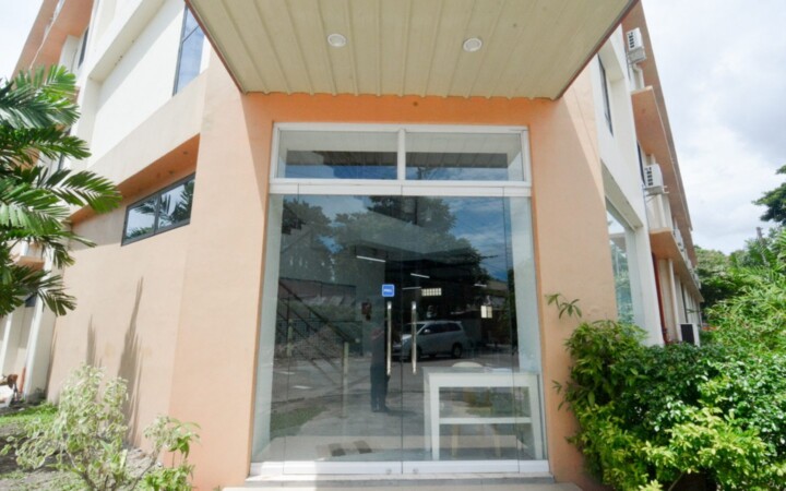 E-roomの校舎の入口