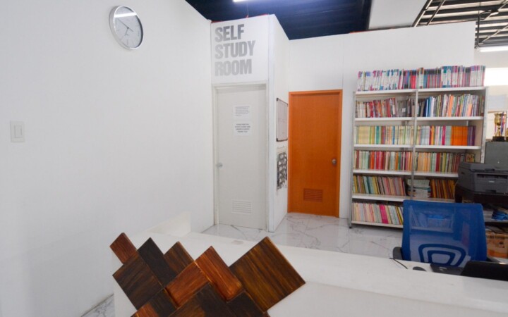 E-roomの自習室の入口と本棚