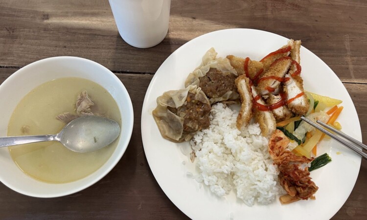 E-roomの昼食（ごはん・おかず・スープ）