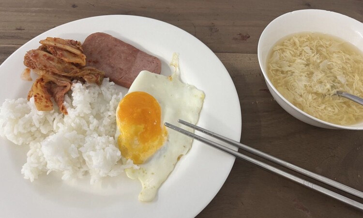 E-roomの朝食（目玉焼きとハム）
