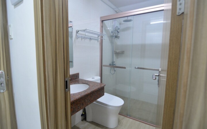 E-roomのお部屋のシャワー・トイレ（ガラス戸で仕切られたシャワーブース）