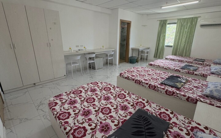 E-roomの4人部屋（2026年新設・シングルベッド4台）