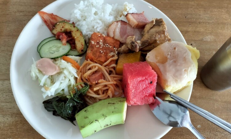 EV Academyの食事｜チキンとパスタを盛ったワンプレート