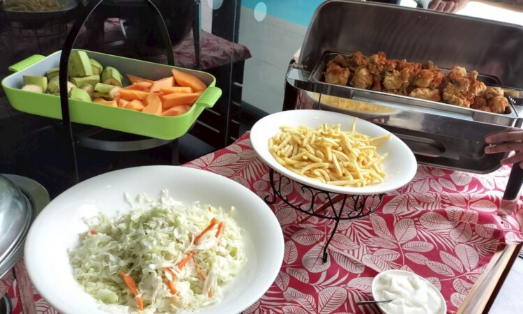 EV Academyの食事｜サラダとフライドポテト、チキンのビュッフェ
