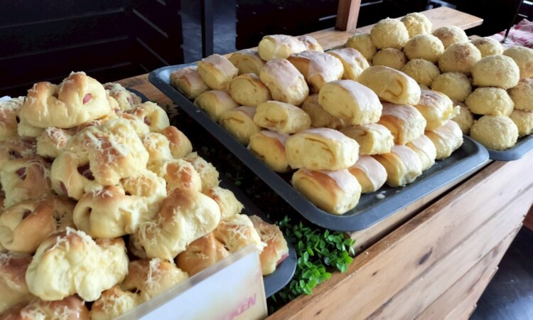 EV Academyの食事｜焼きたてのパンが並ぶビュッフェ台