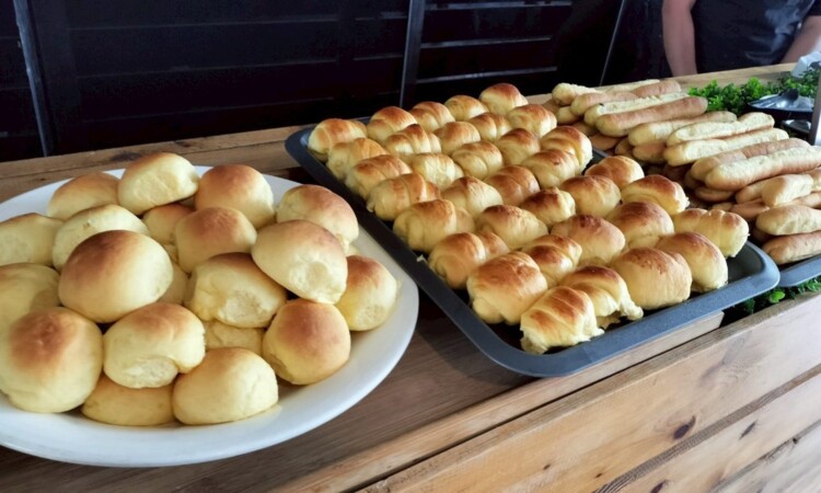EV Academyの食事｜丸パンとロールパンのトレイ