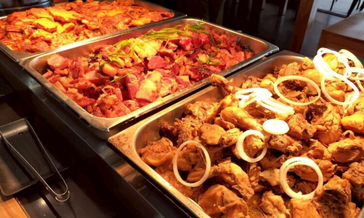 EV Academyの食事｜肉料理3種が並ぶビュッフェ台