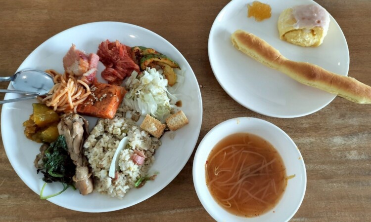 EV Academyの食事｜朝食のワンプレートとスープ