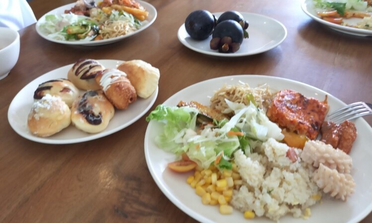 EV Academyの食事｜テーブルに並んだ食事とパン、マンゴスチン