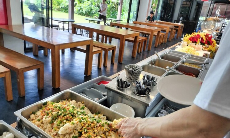 EV Academyの食堂｜チャーハンを補充するスタッフ