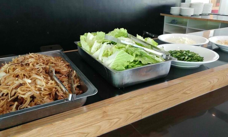 EV Academyの食事｜焼きそばとサムギョプサル用の野菜
