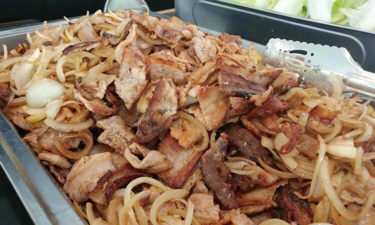 EV Academyの食事｜豚肉と玉ねぎの炒めもの