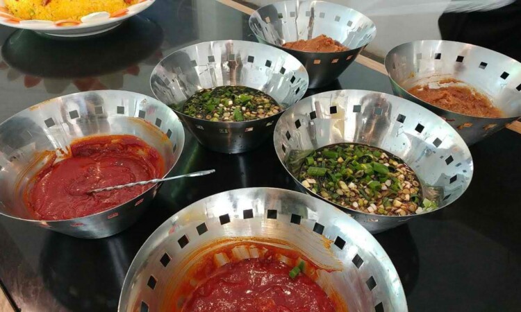EV Academyの食事｜たれと薬味の小鉢