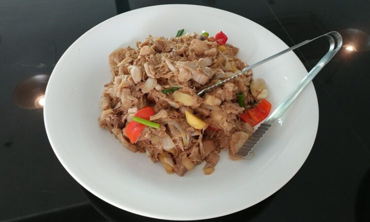 EV Academyの食事｜鶏肉の炒めもの