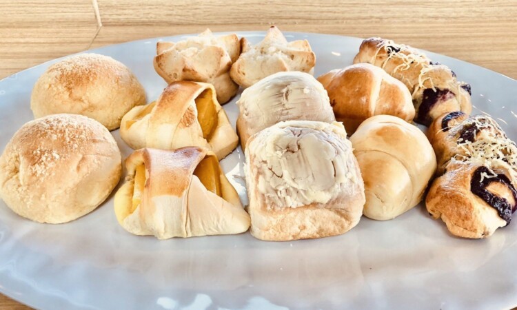 朝の無料軽食のパン