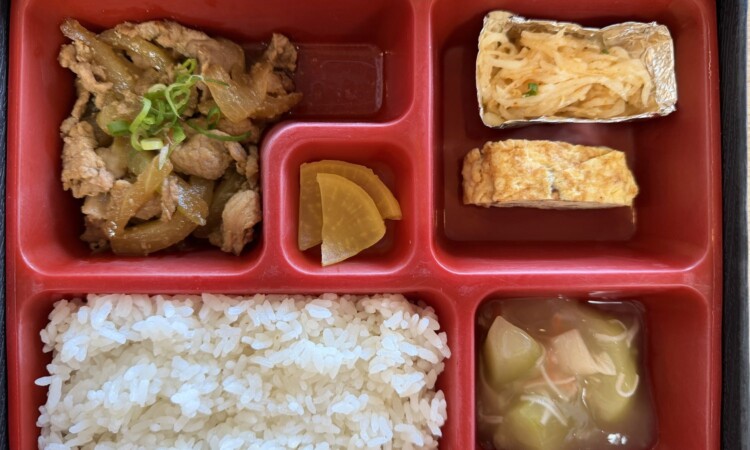 昼食のお弁当（AQUA CAFE・鶏肉の炒め物と卵焼き）