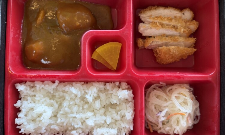 昼食のお弁当（AQUA CAFE・カレー）