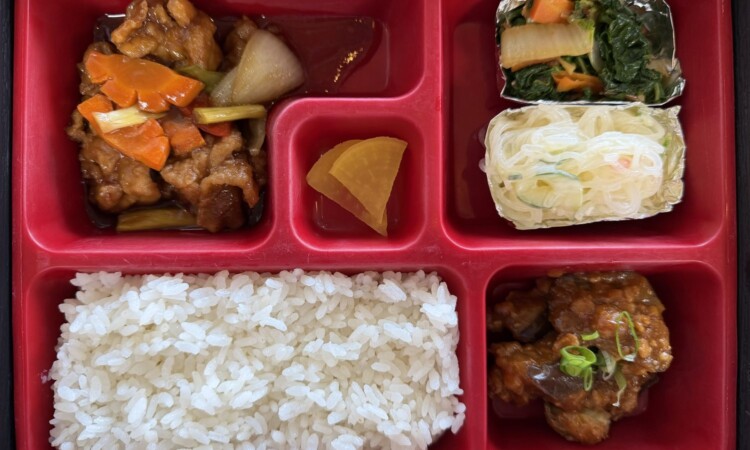昼食のお弁当（AQUA CAFE・肉野菜炒め）