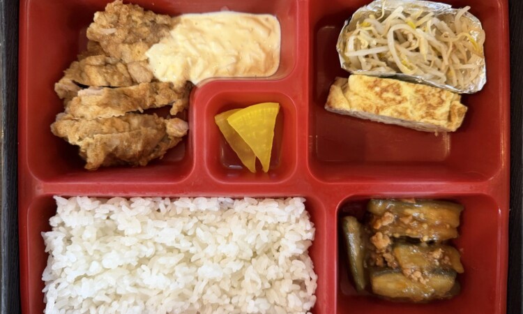 昼食のお弁当（AQUA CAFE・唐揚げと卵焼き）
