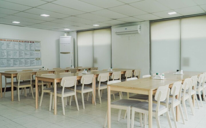 English Fella 1の学食の中。白い長テーブルと椅子が並ぶ