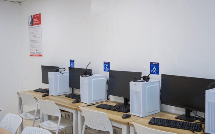 English Fella 1のコンピューターラボ。パソコンが並ぶ部屋
