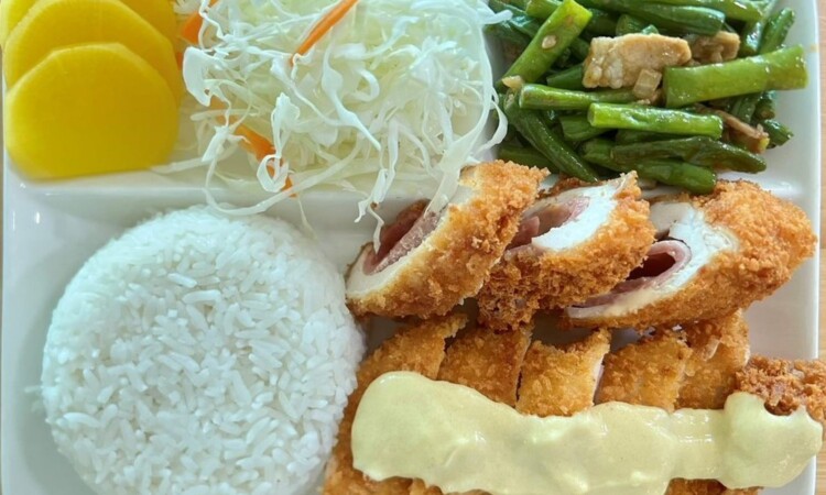 English Fella 1の夕食。チキンコルドンブルーとサラダ