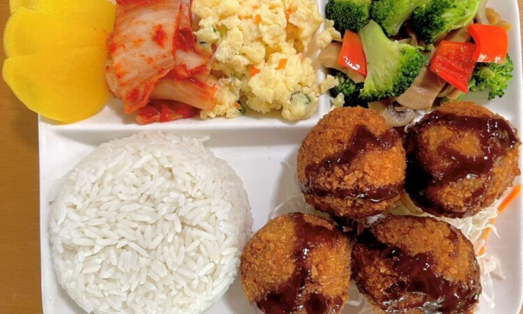 English Fella 1の夕食。メンチカツとキャベツ、ご飯