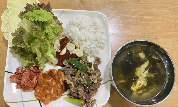 English Fella 1の昼食。ビーフプルコギとご飯、野菜