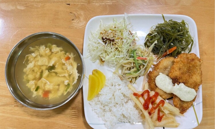 English Fella 1の昼食。白身魚のフィレとご飯、スープ