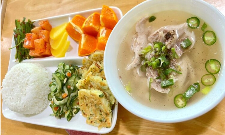 English Fella 1の昼食。参鶏湯とご飯、キムチ