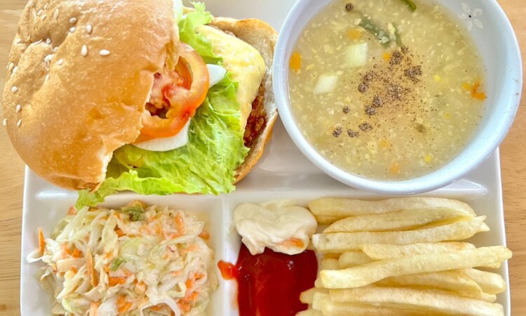 English Fella 1の昼食。エビバーガーとフライドポテト